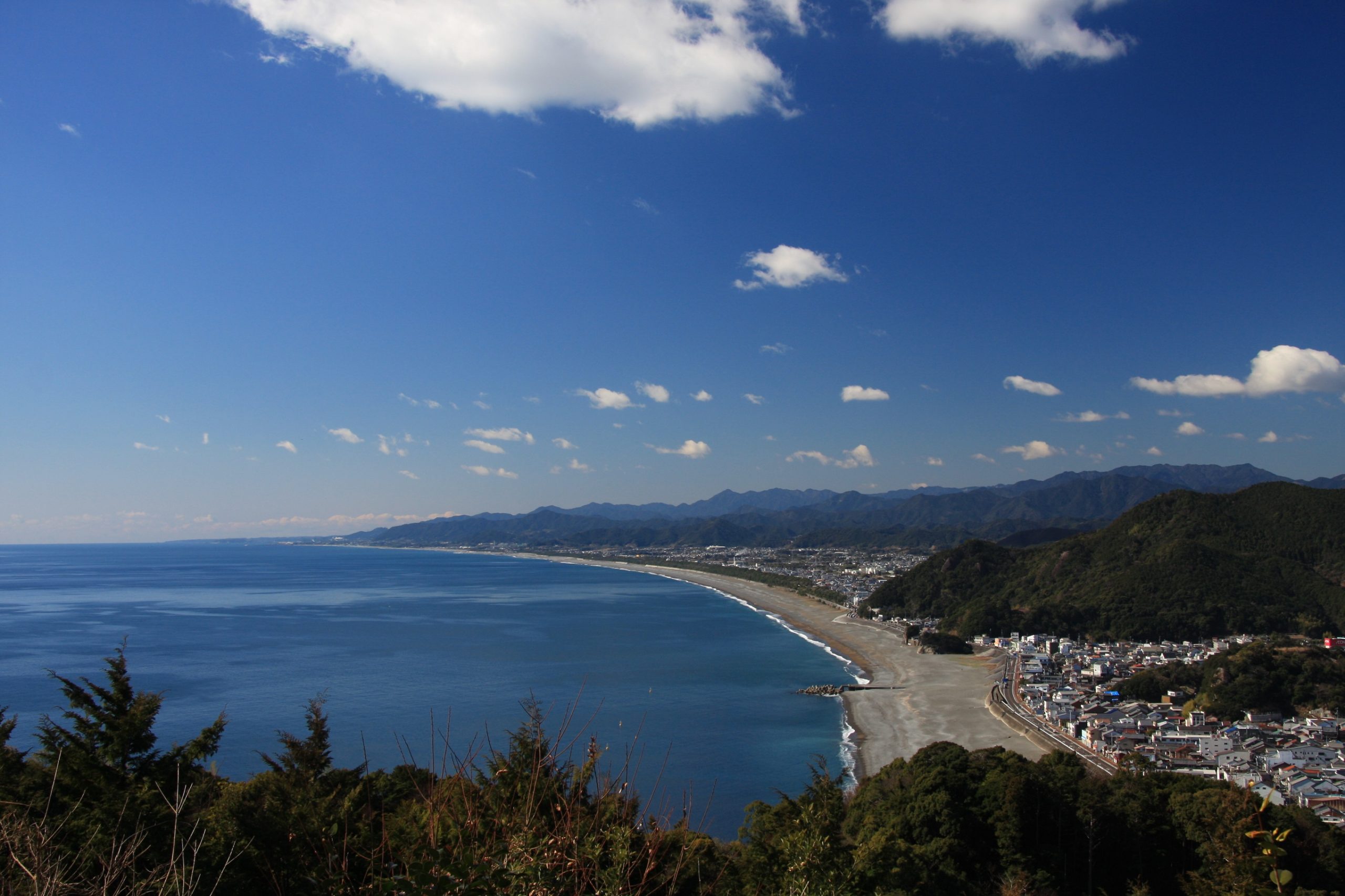 世界遺産　熊野古道松本峠から望む七里御浜海岸